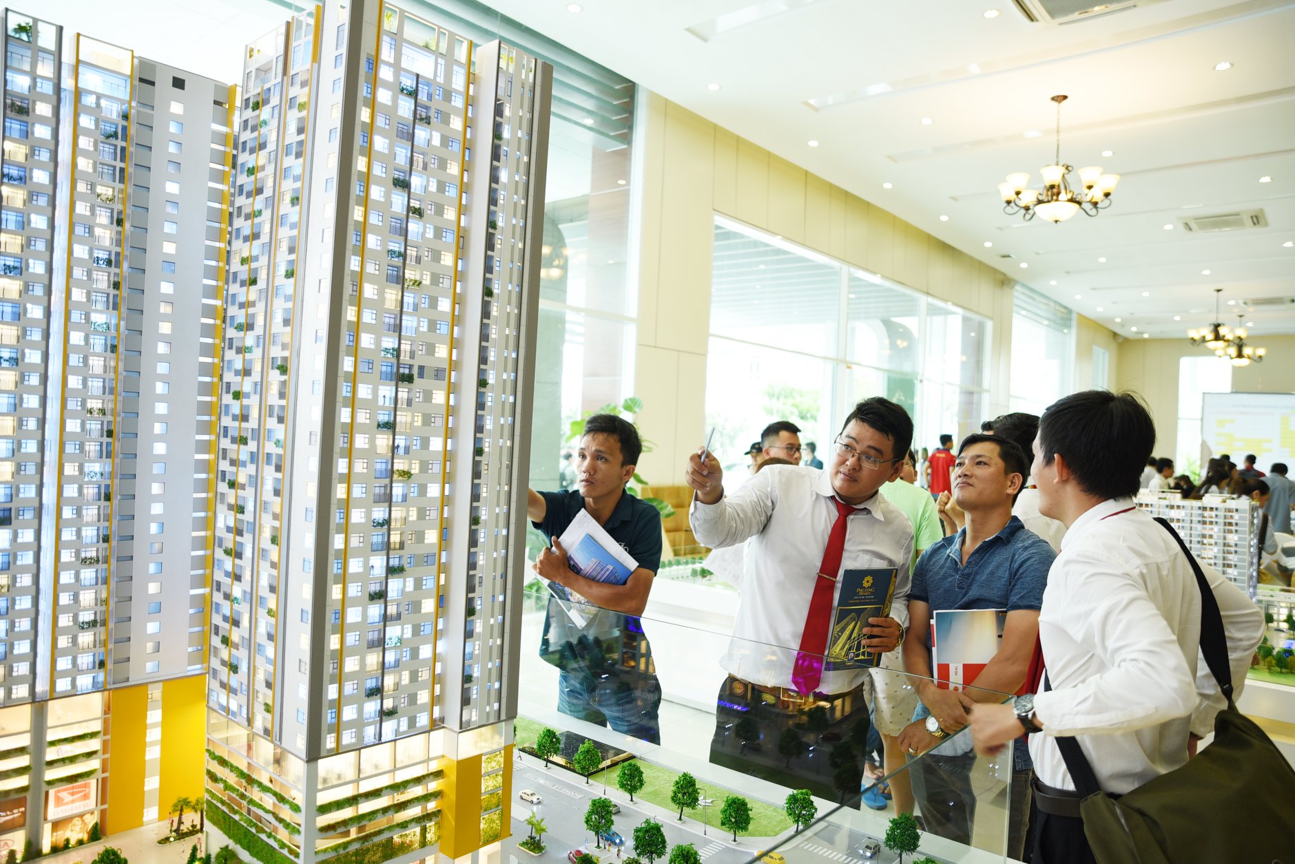 Khách hàng đang tìm hiểu dự án Phú Đông Prermier - dự án căn hộ giá rẻ tại Đông Bắc Sài Gòn