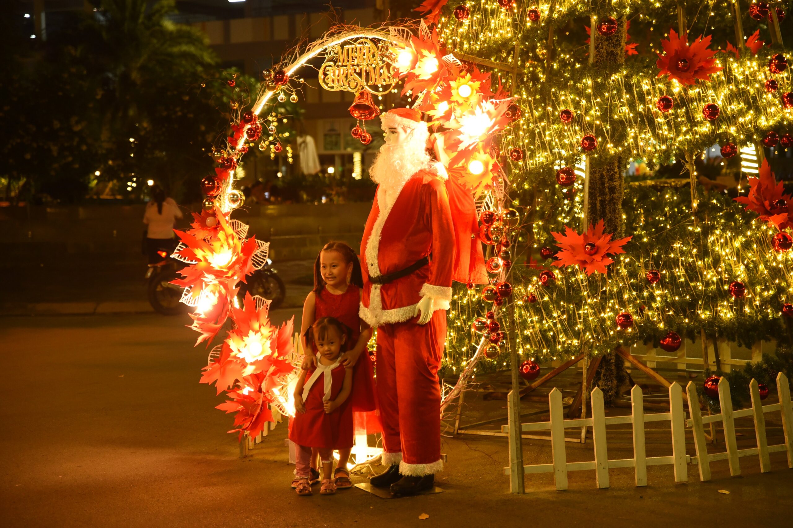 Đêm đến, KDC Phú Đông bừng sáng bởi sắc đèn lung linh. Ông già Noel khổng lồ là nhân vật được các cư dân nhí yêu thích và chụp ảnh cùng.
