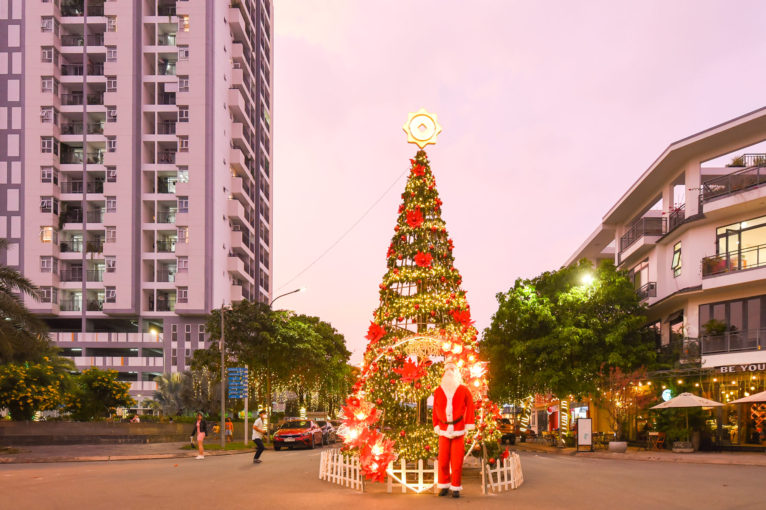 Cây thông cao 9m tại KCH Phú Đông Premier cũng rực rỡ sắc màu và trở thành điểm nhấn Giáng sinh đầy nổi bật.