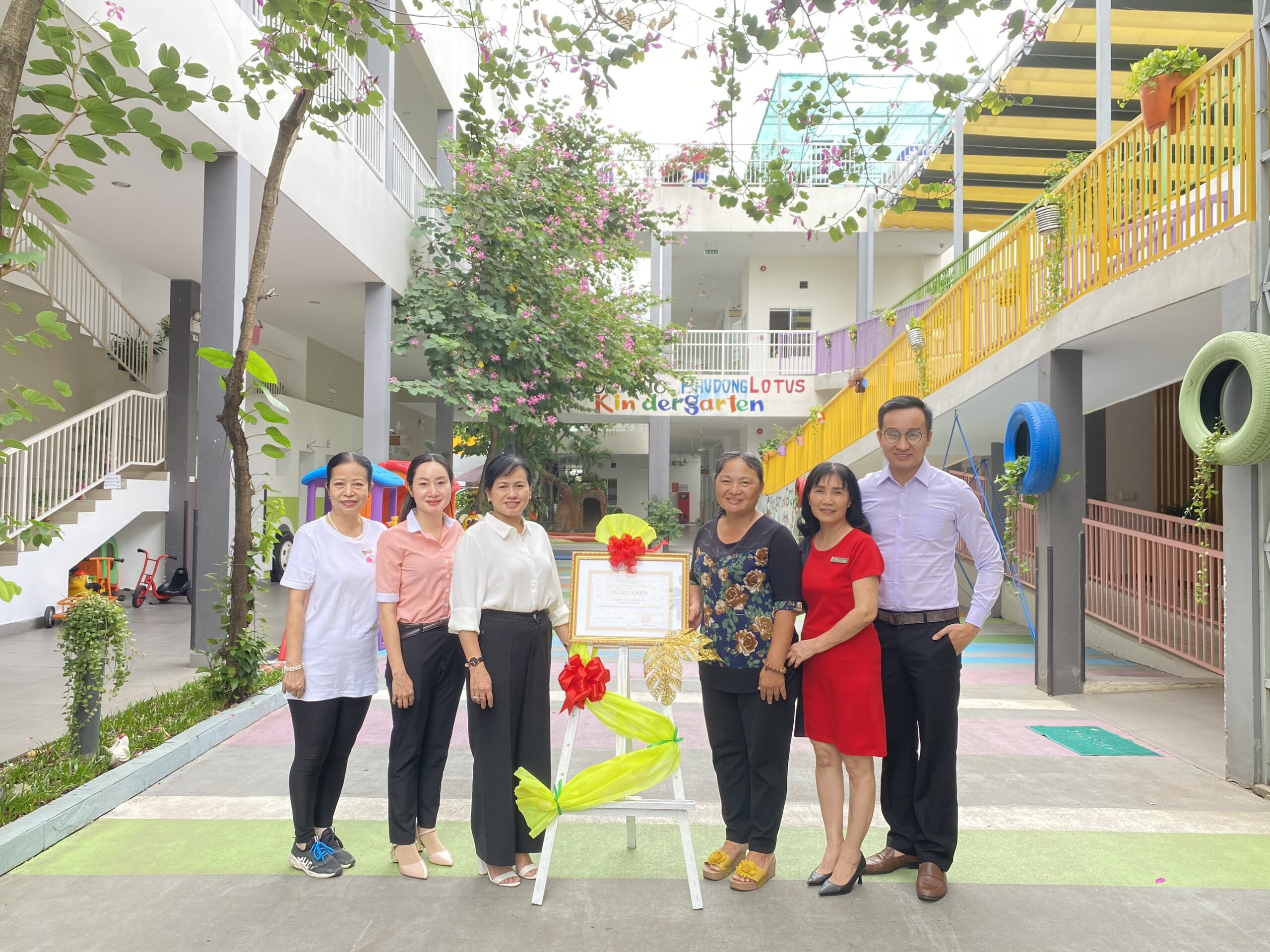 Trường Phú Đông Lotus nhận bằng khen của Chủ tịch UBND tỉnh Bình Dương.