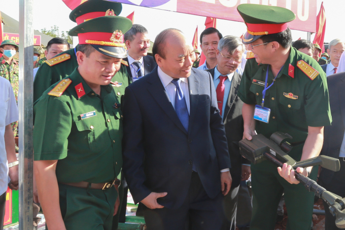Thủ tướng thăm hỏi lực lượng rà phá bom mìn sân bay sáng 5/1. Ảnh: Phước Tuấn