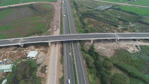 Cầu vượt tại nút giao đường 319 giao với đường cao tốc TP.HCM - Long Thành - Dầu Giây