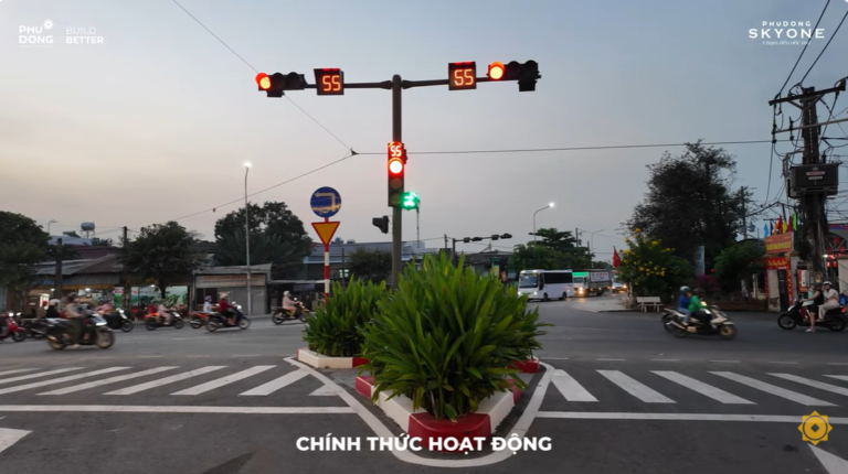 Đèn tín hiệu giao thông trước Phú Đông SkyOne đã chính thức đi vào hoạt động.