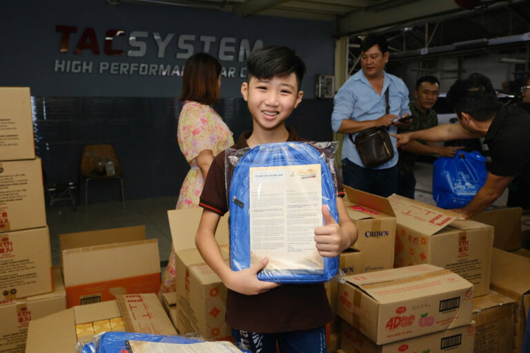 Tại Sao Năm Nay Trong Mỗi Chiếc Balo Tặng Các Em Học Sinh Tại Lào, Mi Đã Viết Một Lá Thư Song Ngữ (Việt – Lào)?