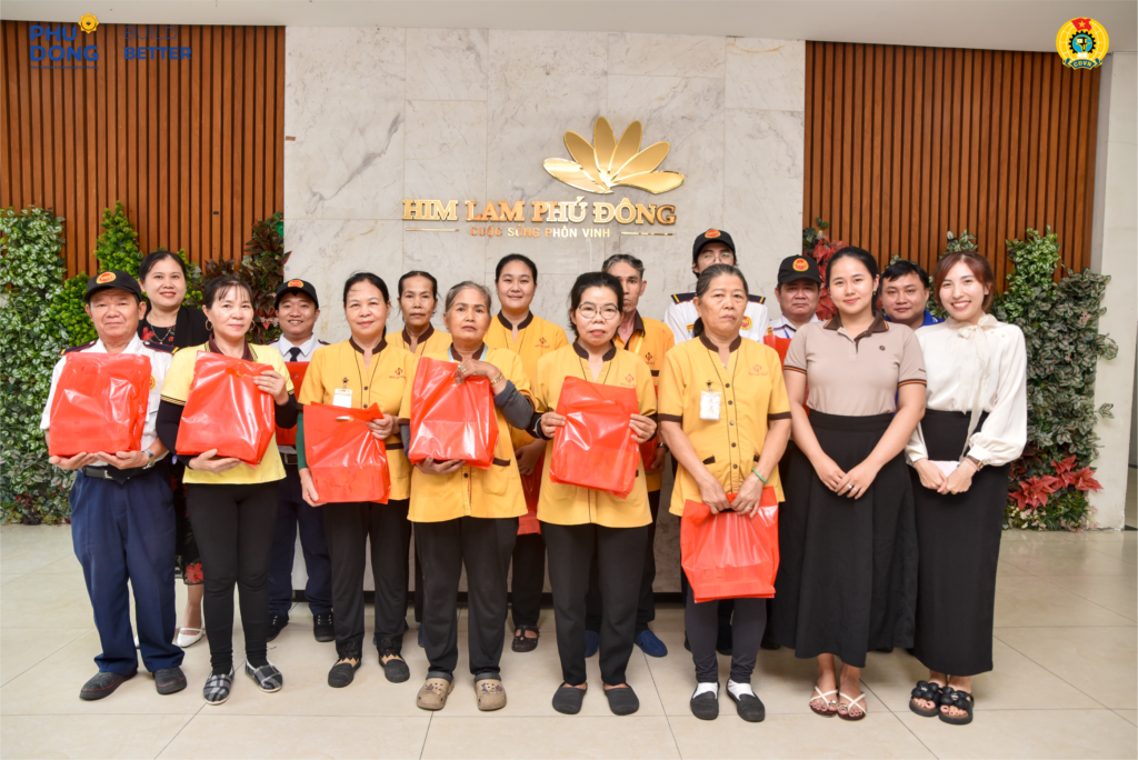 Gắn Kết Yêu Thương Cùng Đội Ngũ Bảo Vệ Và Nhân Viên Vệ Sinh Tại Các Khu Dân Cư, Khu Căn Hộ Của Phú Đông Dịp Tết Trung Thu