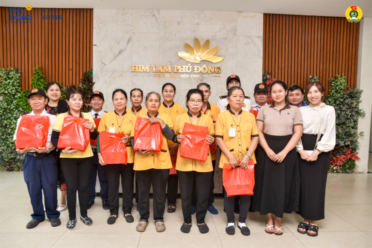Gắn Kết Yêu Thương Cùng Đội Ngũ Bảo Vệ Và Nhân Viên Vệ Sinh Tại Các Khu Dân Cư, Khu Căn Hộ Của Phú Đông Dịp Tết Trung Thu